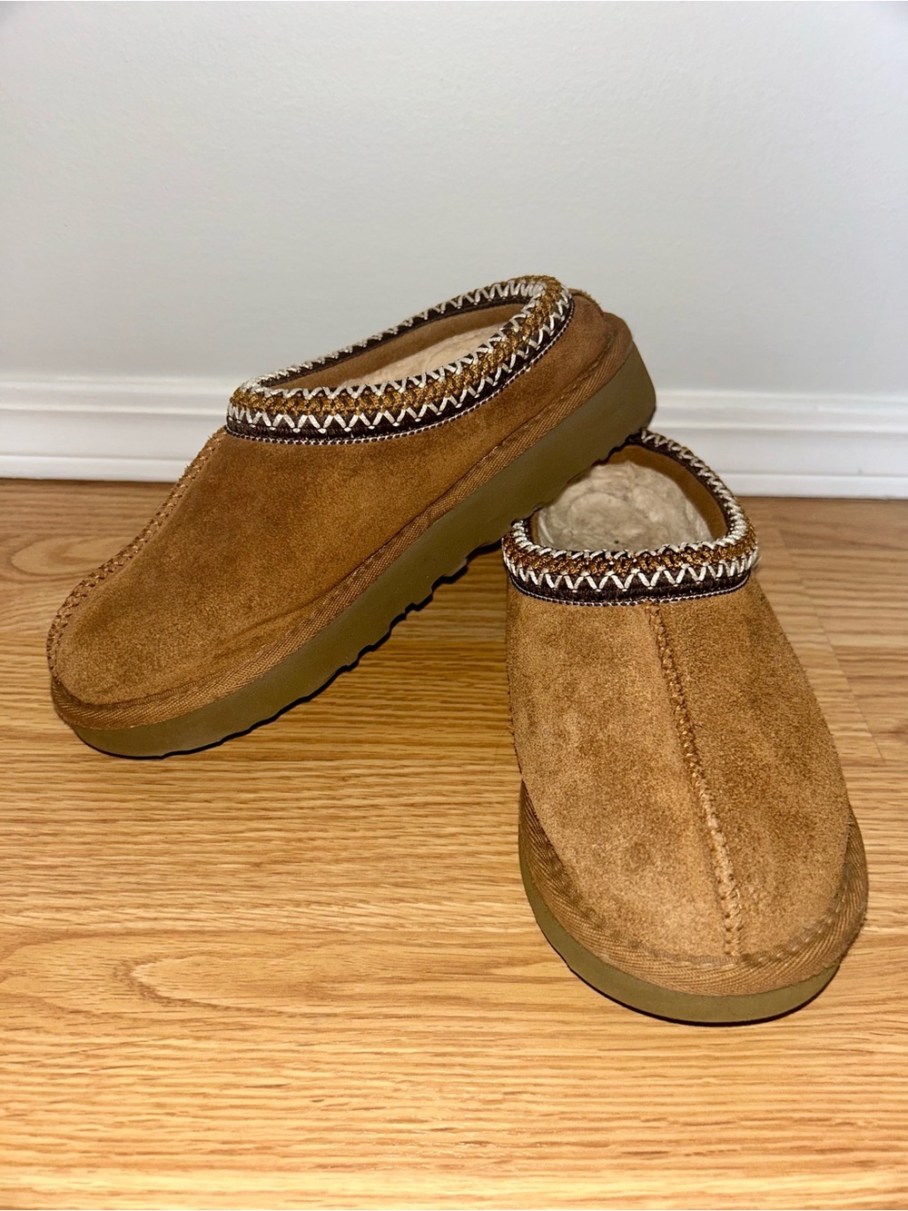 UGG Tasman II Slippers in a Chestnut Suede with Embroidered Braid Collar Size 5